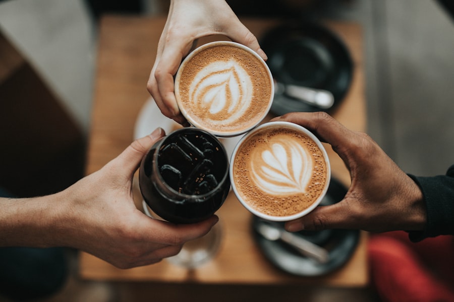 Detalhe de café servido com atmosfera quente